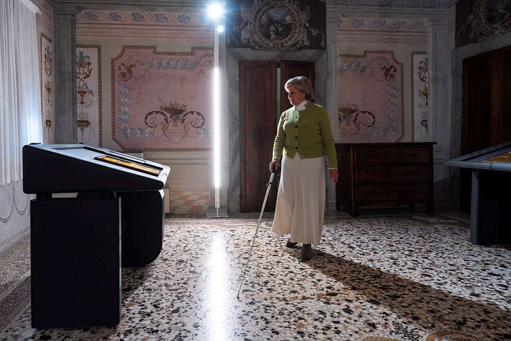 Una signora non vedente in una sala del museo tattile