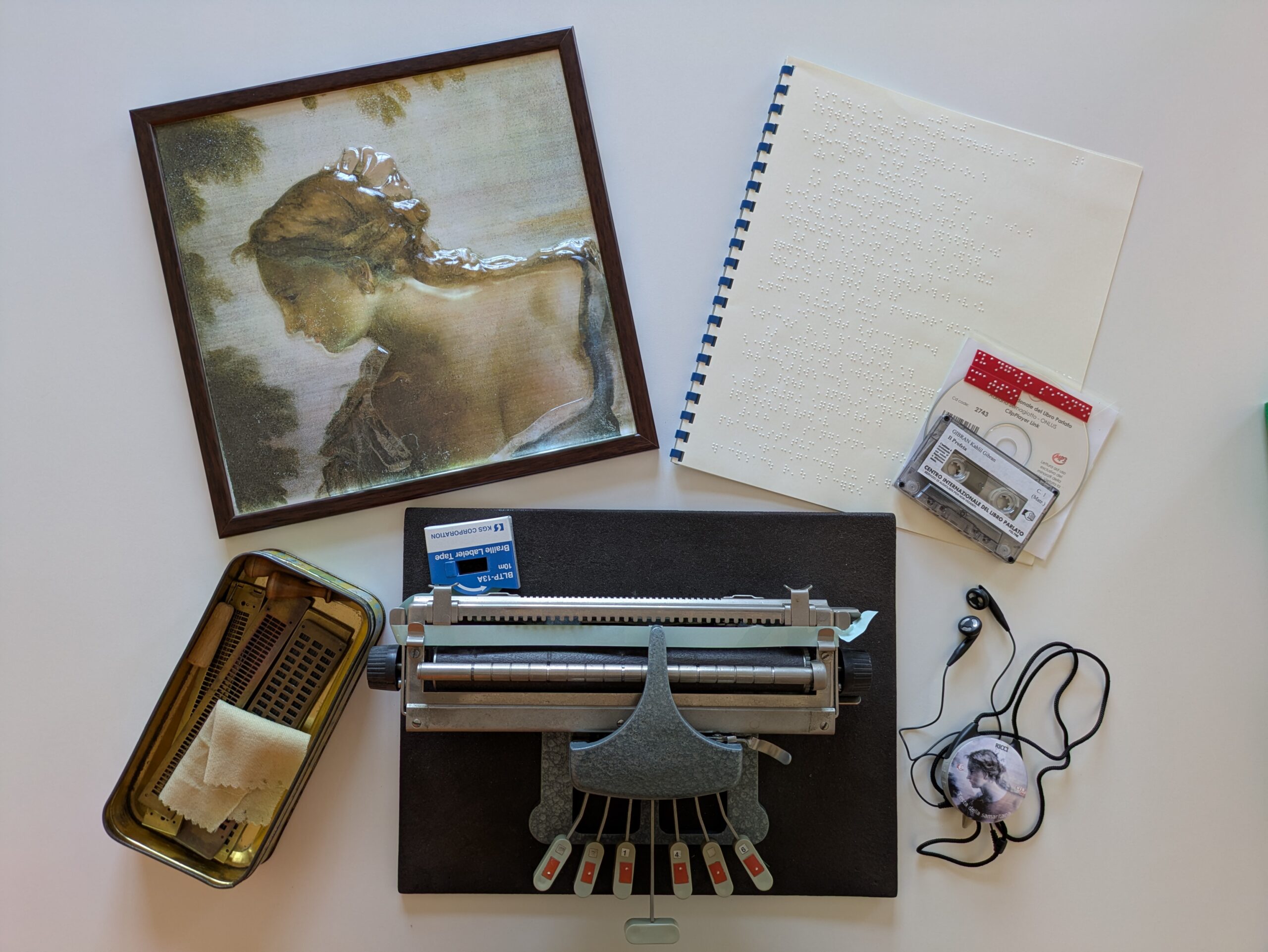 Strumenti e materiale realizzato dal CILP: Strumenti per la scrittura in Braille, un quadro bassorilievo, un fascicolo in Braille, un CD, un'audiocassetta e un lettore mp3
