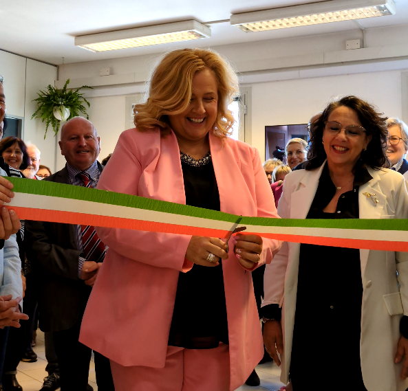 La presidente Luisa Alchini taglia il nastro durante l'inaugurazione della sala espositiva del CILP